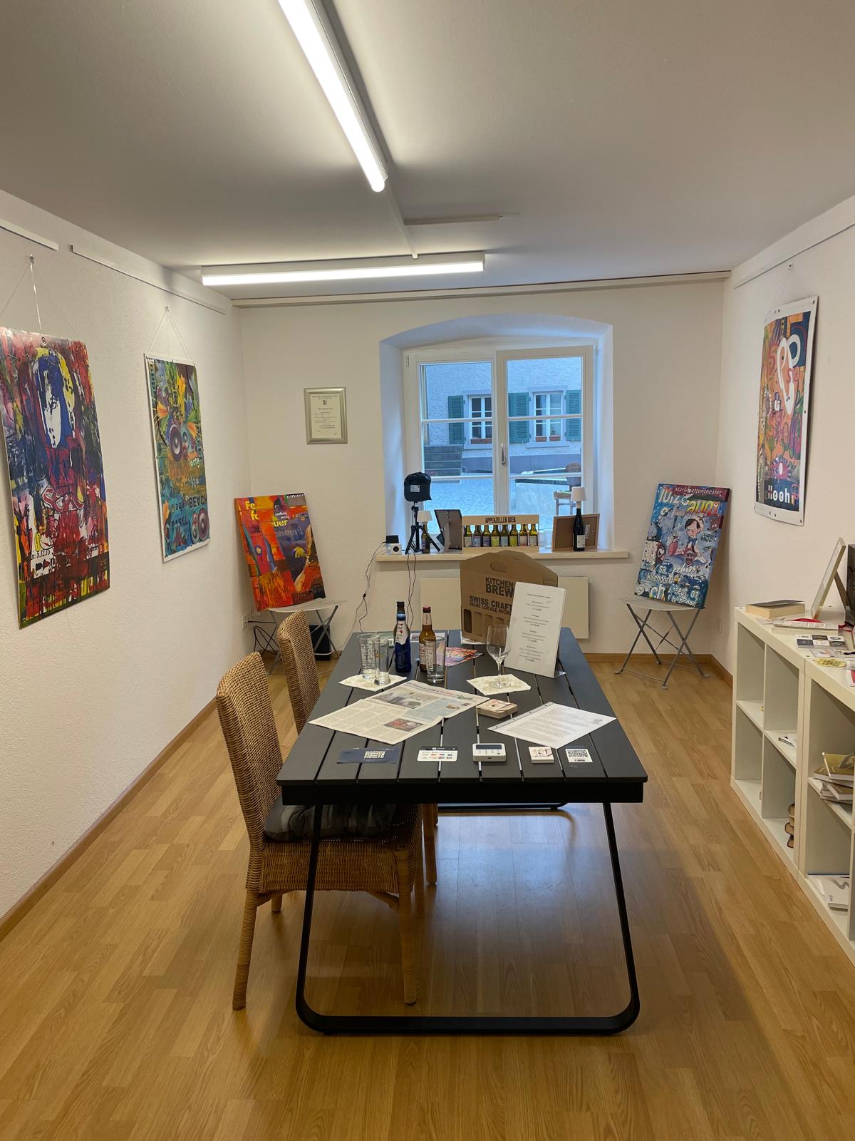 Heller Hauptraum der Galerie in Laufenburg mit Kunstwerken und Gesprächstisch