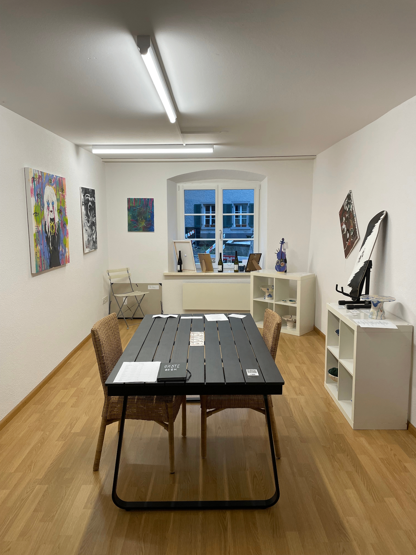 Der helle Hauptraum der Galerie in Laufenburg