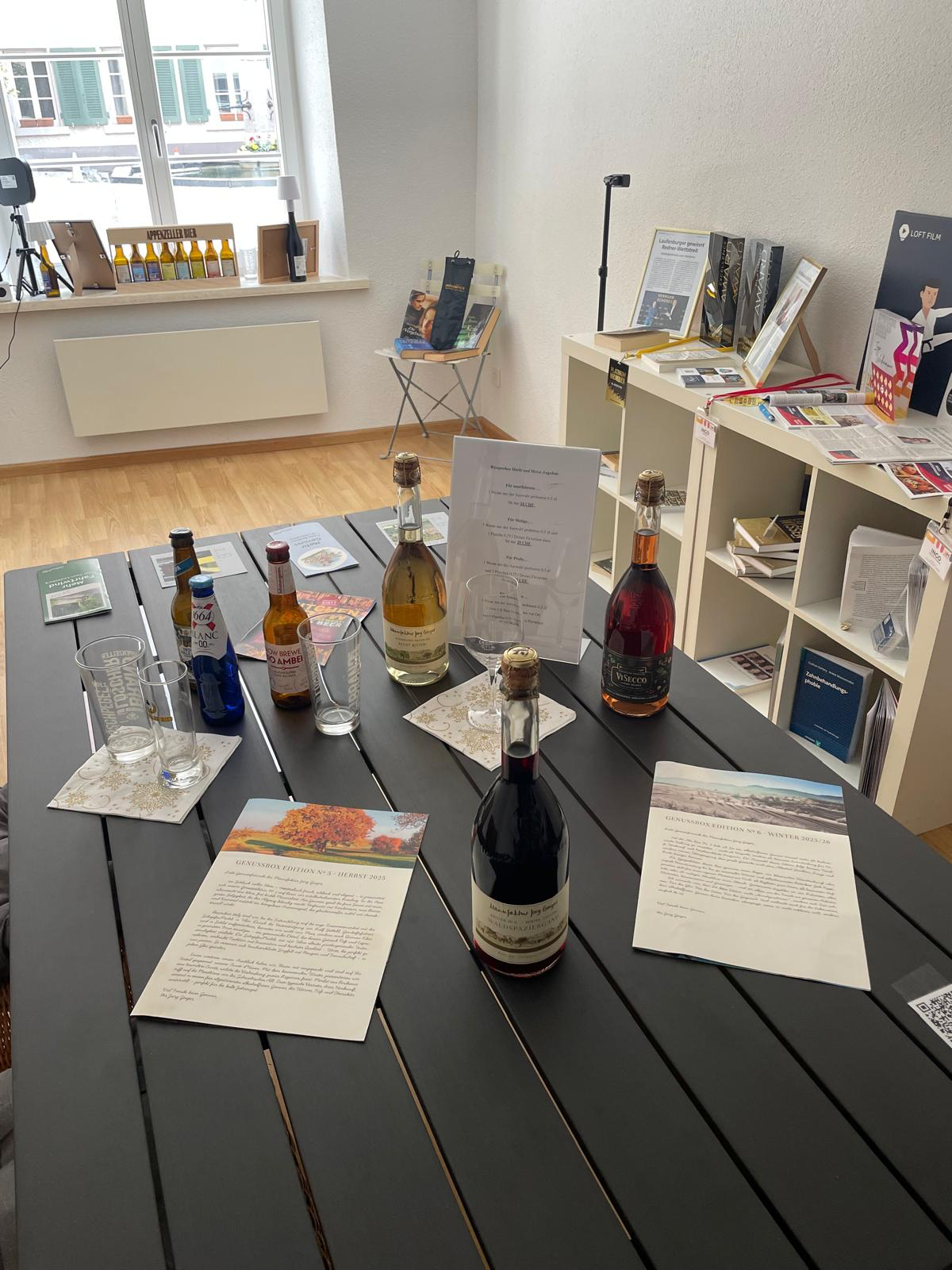 Blick auf alkoholfreie Produkte und Gesprächstisch in der Galerie